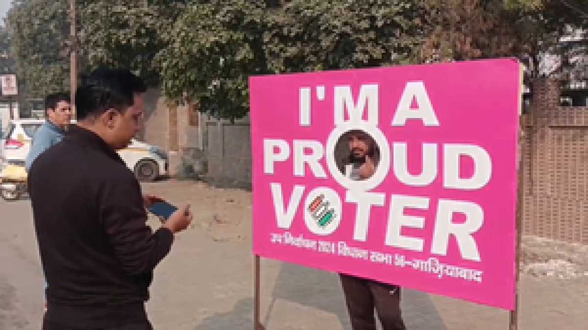 यूपी के उपचुनाव में गाजियाबाद की सबसे धीमी शुरुआत, सेल्फी प्वाइंट पर दिखाई दिए वोटर